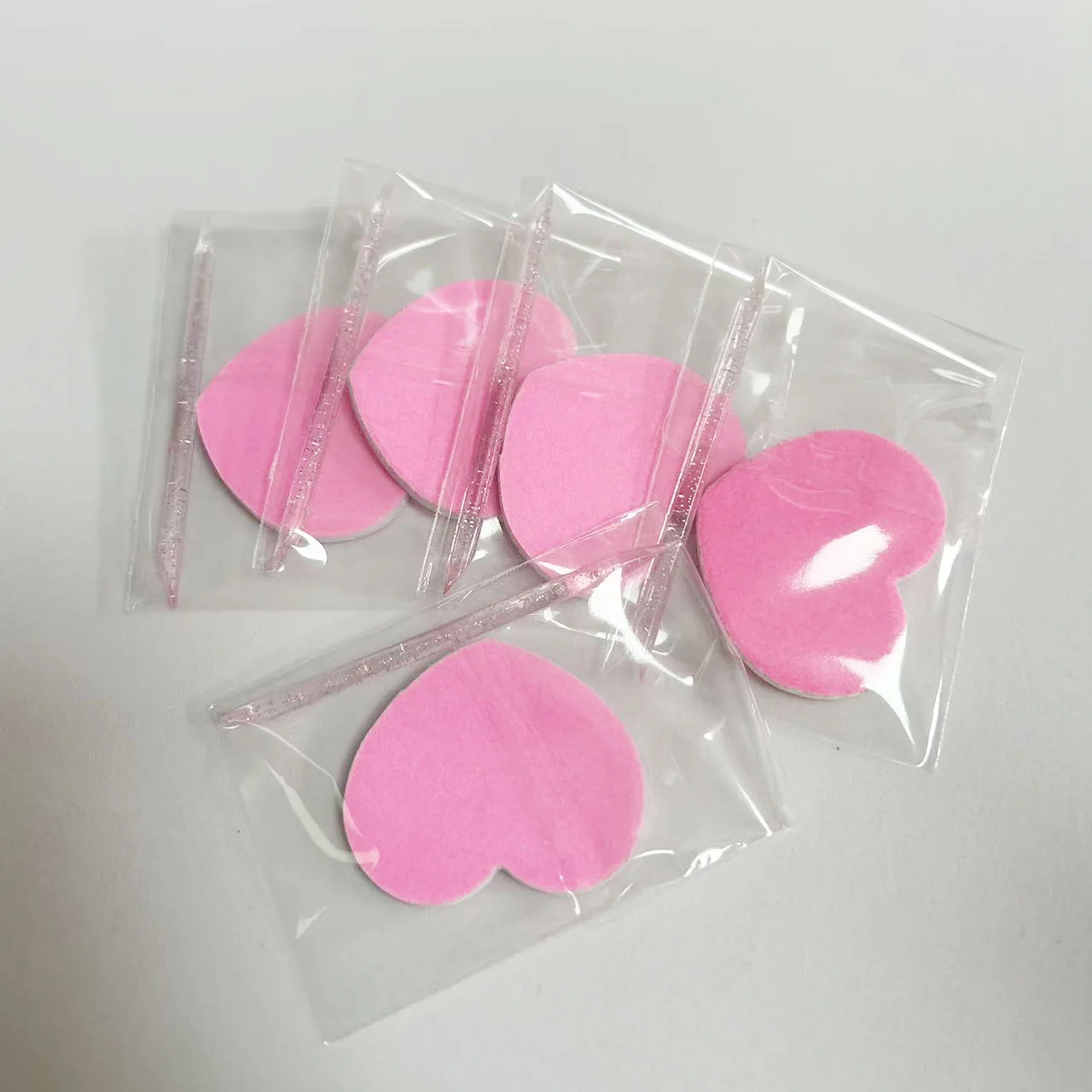 

50 шт. мини-маникюрный набор, набор для педикюра, одноразовый набор для ногтей, маникюрный набор для отеля, пилочка для ногтей с розовым сердцем, толкатель для кутикулы