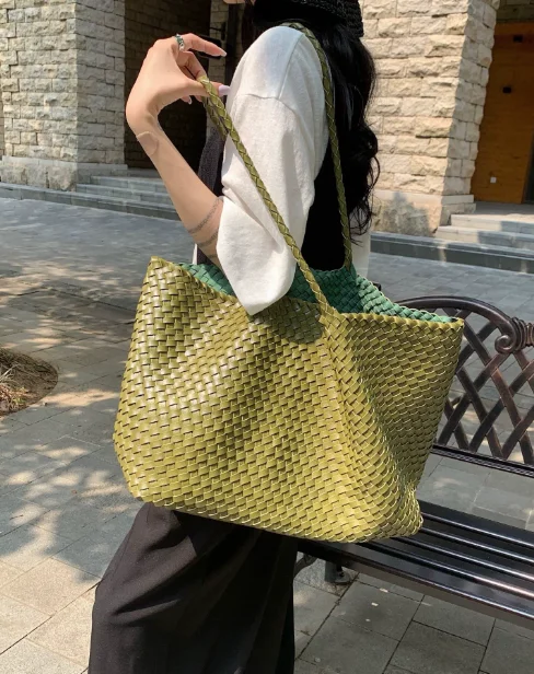 Large-capacity tote bag for women, 2026 new fashion genuine leather shoulder bag, large travel bag