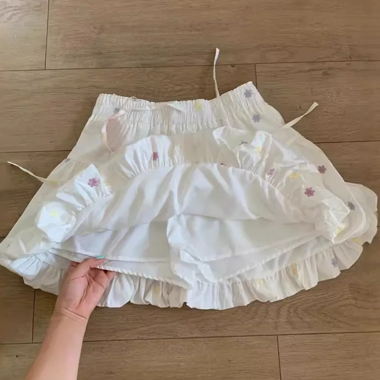 Spódnica do połowy długości dla kobiet lato 2025 nowy design krótki spódniczka kokardka spódnica z pąkami kwiatowymi