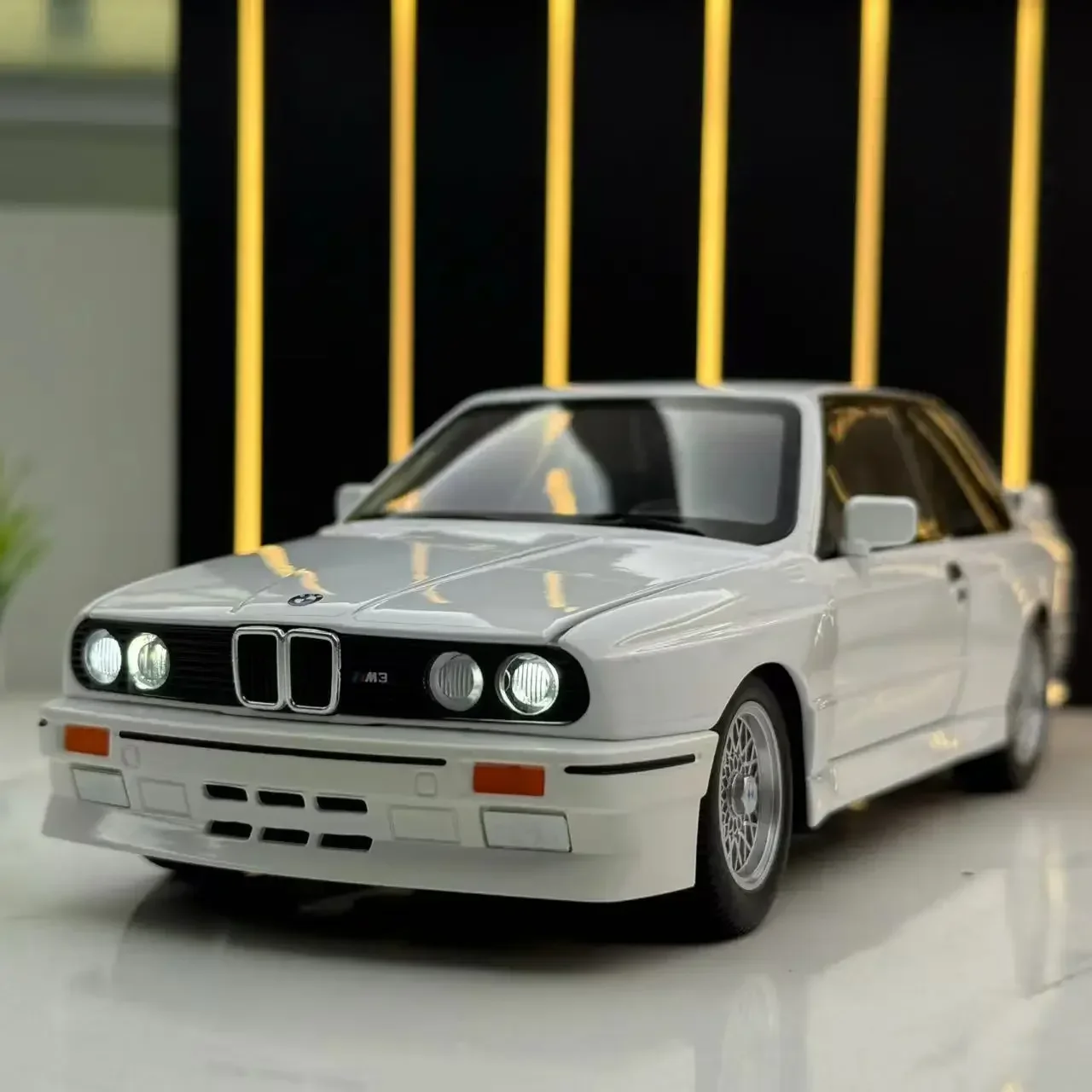 

1:24 BMW M3 E30 Суперкар из сплава, модель автомобиля, звук и свет, детская игрушка, коллекционные предметы, подарок на день рождения для мальчика