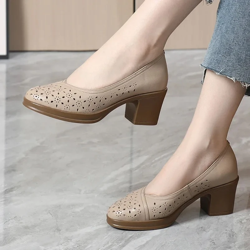 

2024, удобная женская обувь на низком каблуке, сандалии из натуральной кожи, новая летняя дышащая обувь для мам на мягкой подошве