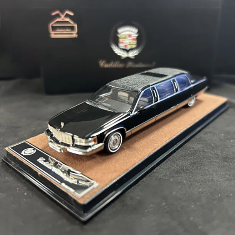 Diecast 1/64 Scale Cadillac Fleetwood Alloy Car Model Cadillac Model Car Toys for Boys Gift Collectible Ornament Souvenir