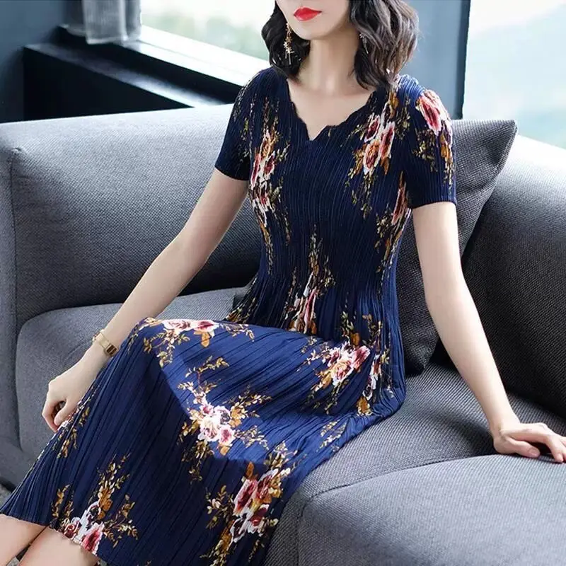 

Casual Dress Female 2023 Summer New V-neck Celebrity Temperament Floral Pleat Elegant Slim Short Sleeve Mid length Dress Female