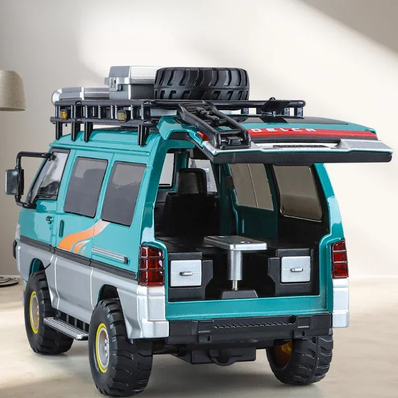 Diecast 1:24 Mitsubishi Delica Off Road MPV Legering Model Metalen Speelgoed Voertuig Kinderen jongen gift Model Sound & Light Classic