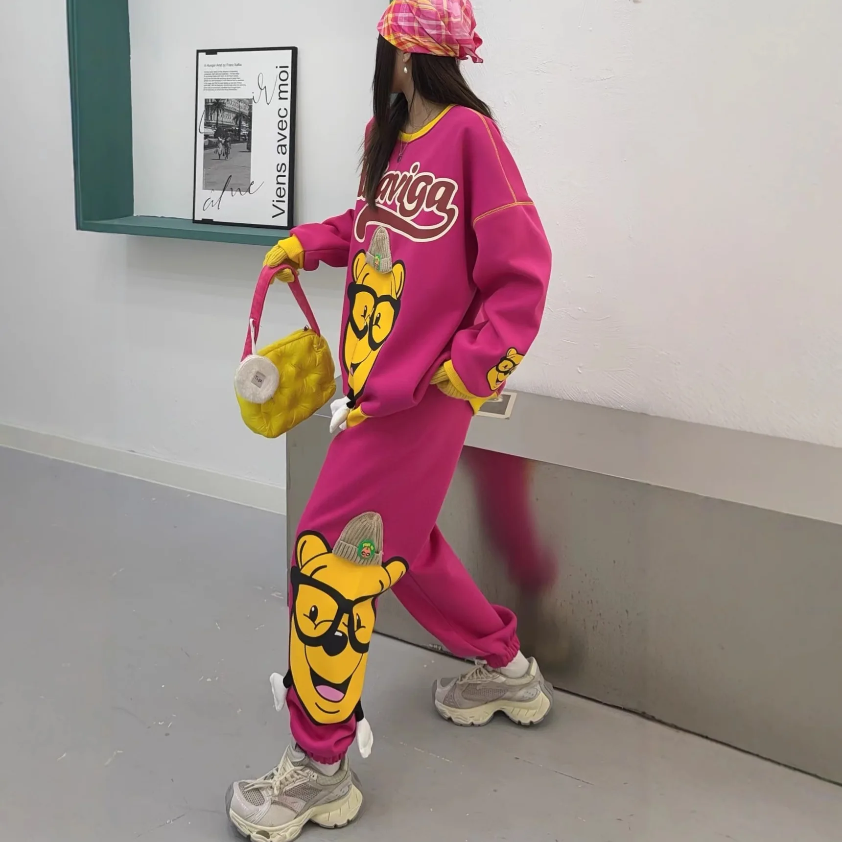 كارتون 2025 نمط أجنبي جديد موضة رياضية الإنترنت المشاهير الخريف الشتاء الصوف سترة مشد Sweatpants قطعتين مجموعة