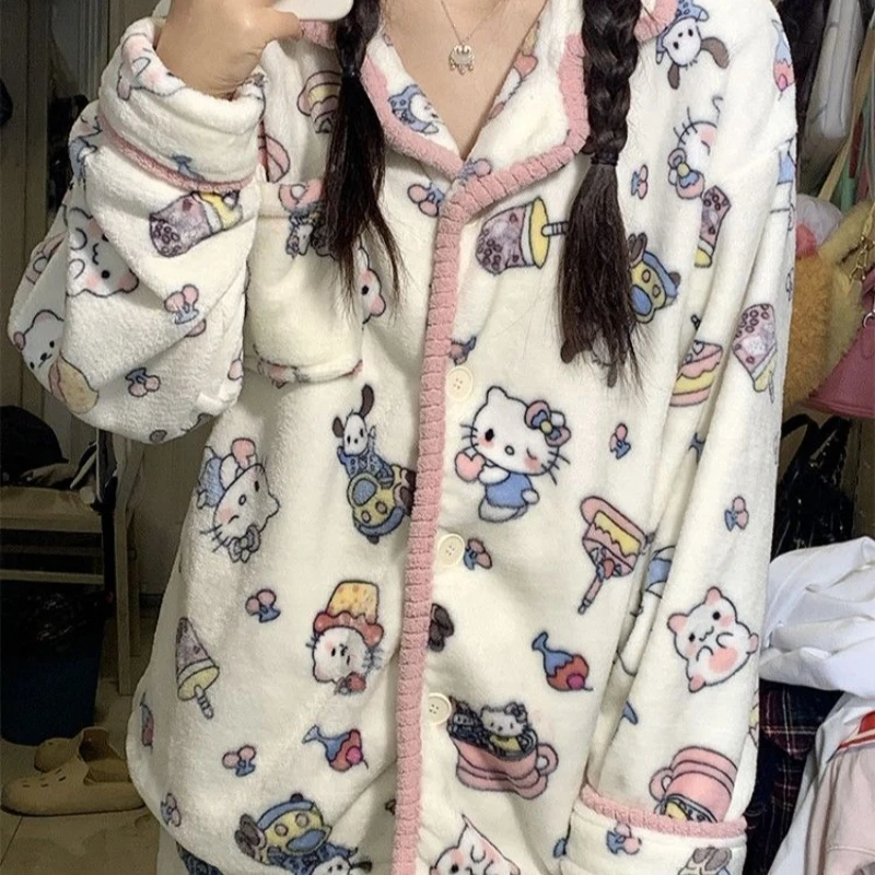 ชุดนอนฤดูหนาวที่เรียบง่ายและทันสมัยสำหรับเด็กผู้หญิง น่ารัก ลายเฮลโลคิตตี้ ผ้ากำมะหยี่คอรัล ผ้าฟลานเนลหนา ใส่สบายและอบอุ่น เหมาะสำหรับใส่ที่บ้าน