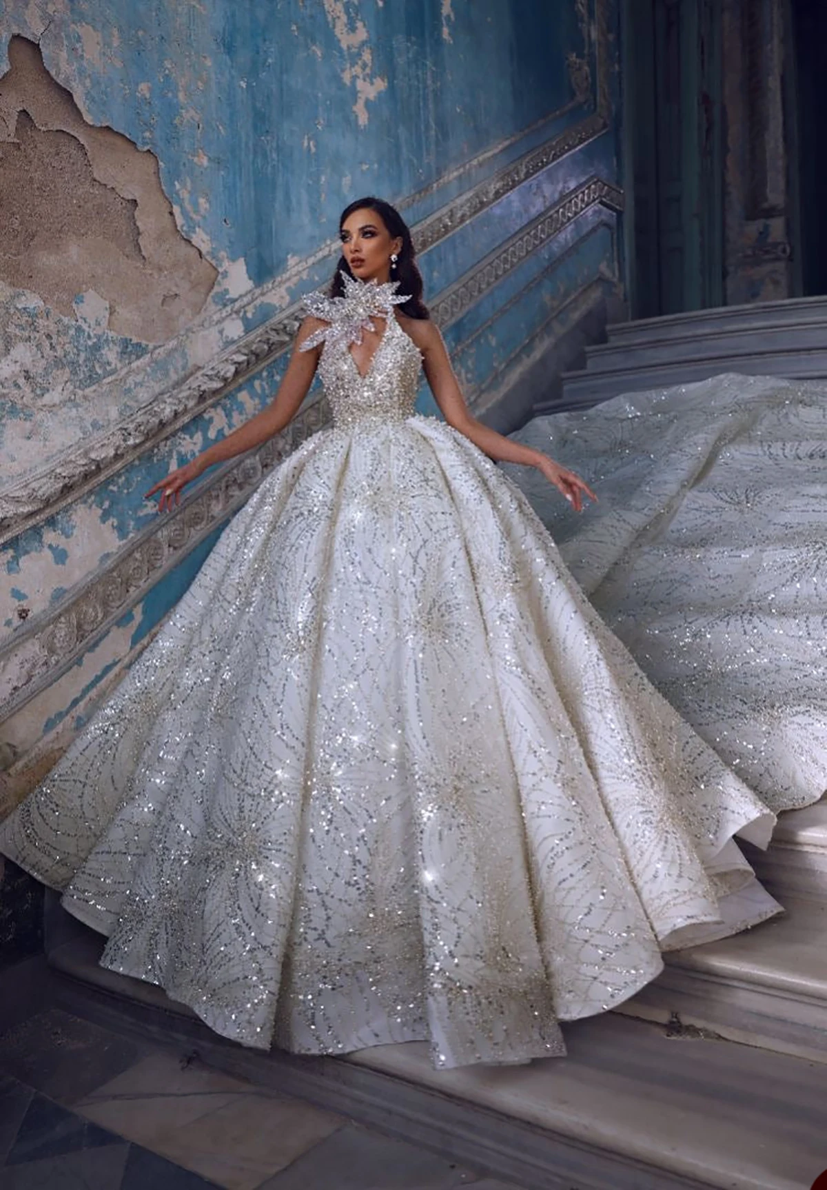 Designer Ball Gowns Church Crystals Wedding Dress 3D Flower Appliqued Elegant Hand Made Beads Custom Made Lace Up Back Vestina