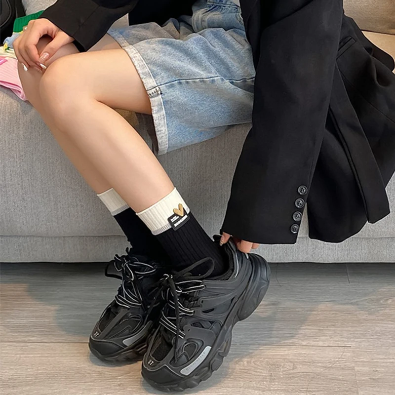 1/4 Paar Damen-Socken mit herzförmigem Logo, mittlere Röhre, Frühling und Sommer, dünn, atmungsaktiv, modisch, Dopaminfarben, lässige Socken – Detail 11