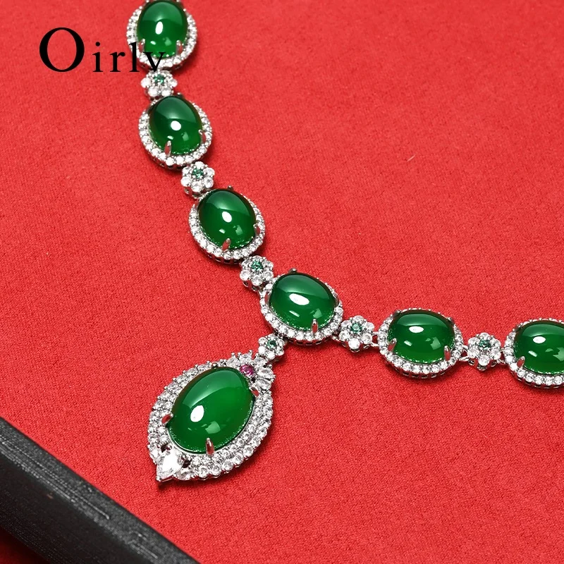 Oirlv Jewelry Display Plate, Made of Velvet, With a Classic Black and Red Color, Is Suitable for Jewelers to Showcase Jewelry