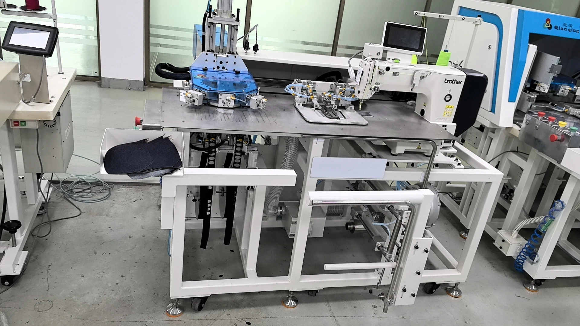 Industrial Jeans Back Pocket Setter Machine Automatic Pocket Attaching Sewing Machine