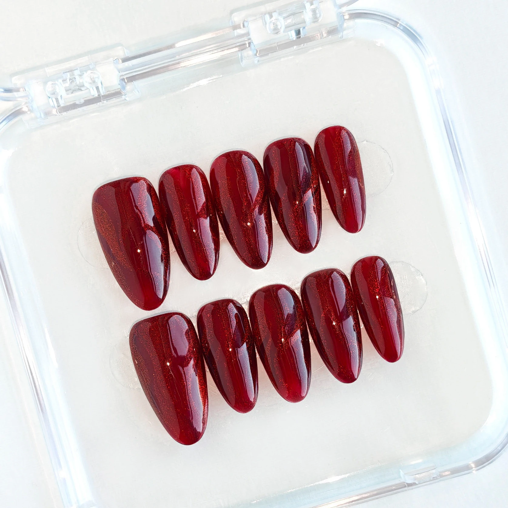 10 szt. Ręcznie Robione Czerwone Paznokcie Sztuczne z Efektem Kociego Oka, Zimowe Świąteczne Paznokcie z Falistym Wzorem, Naklejane, Odpinane, Brokatowe Tipsy