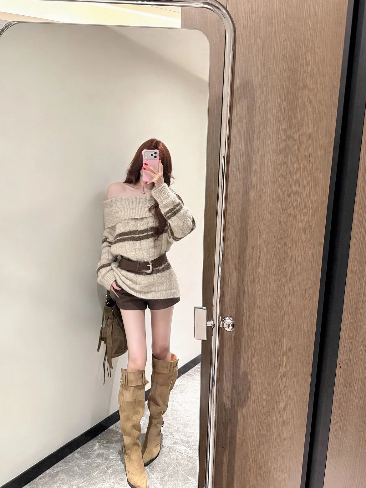 

Женский модный топ-свитер из мягкой шерсти с одним открытым плечом, в полоску, свободного кроя, в стиле «ленивый шик»