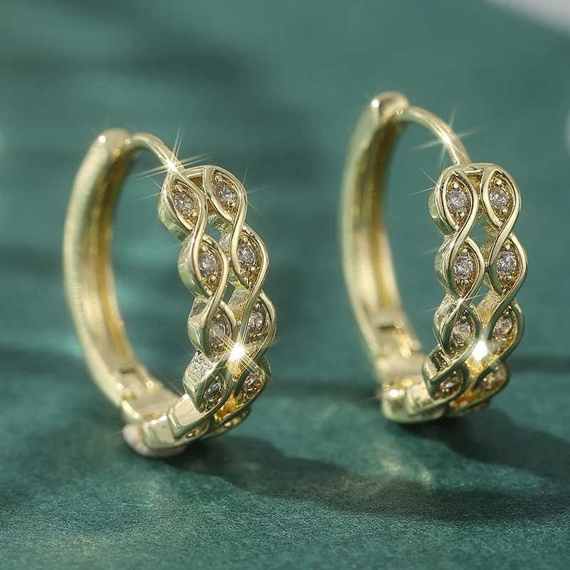 Exquisite goldfarbene weiße CZ-Creolen für Damen, handgeschnitzte geometrische Hohlohrringe aus Metall für Party und Alltag – Detail 3
