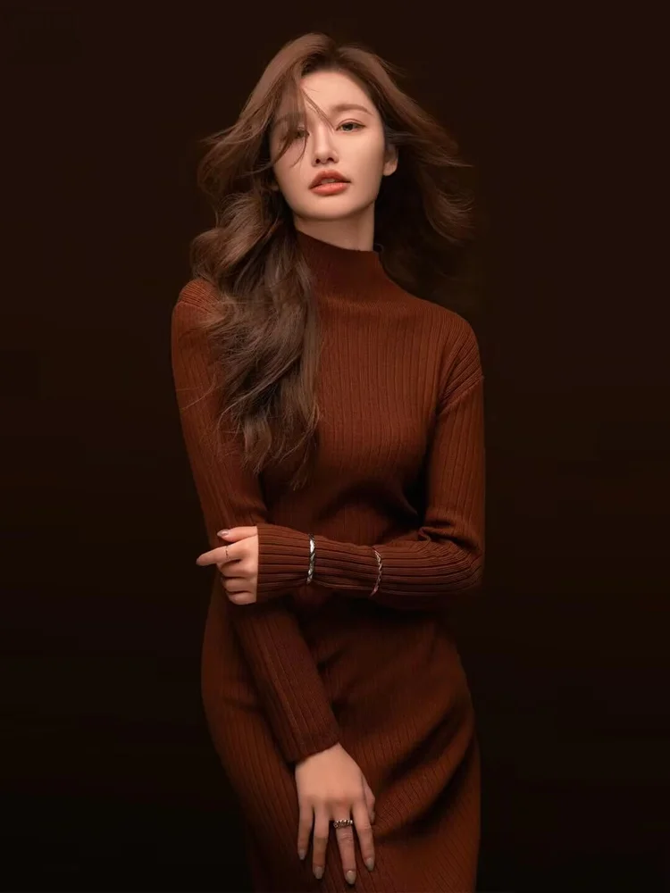 

Fashionable Knitted Sweater Studio Portrait Photography Lazy Artistic Clothing Atmosphere Sensation New Arrival Winter 2024