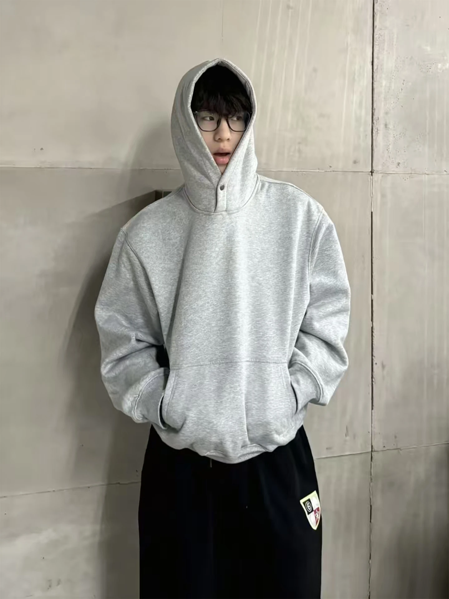 

Мужская толстовка на пуговицах серого цвета в стиле хип-хоп, осенне-зимняя, премиум-класса, американского кроя, укороченная, свободного силуэта