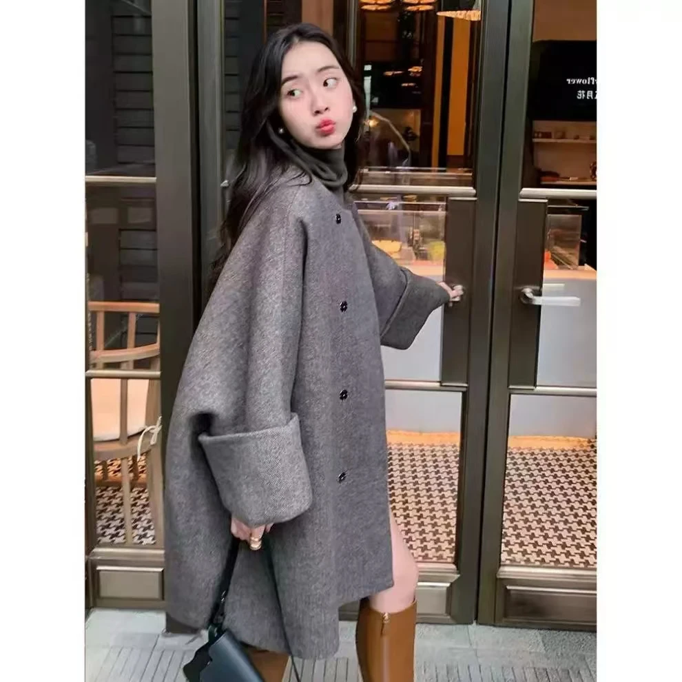 Women's coat has a high-end feel and looks super good. It's a niche woolen cloak coat for women's autumn and winter styles