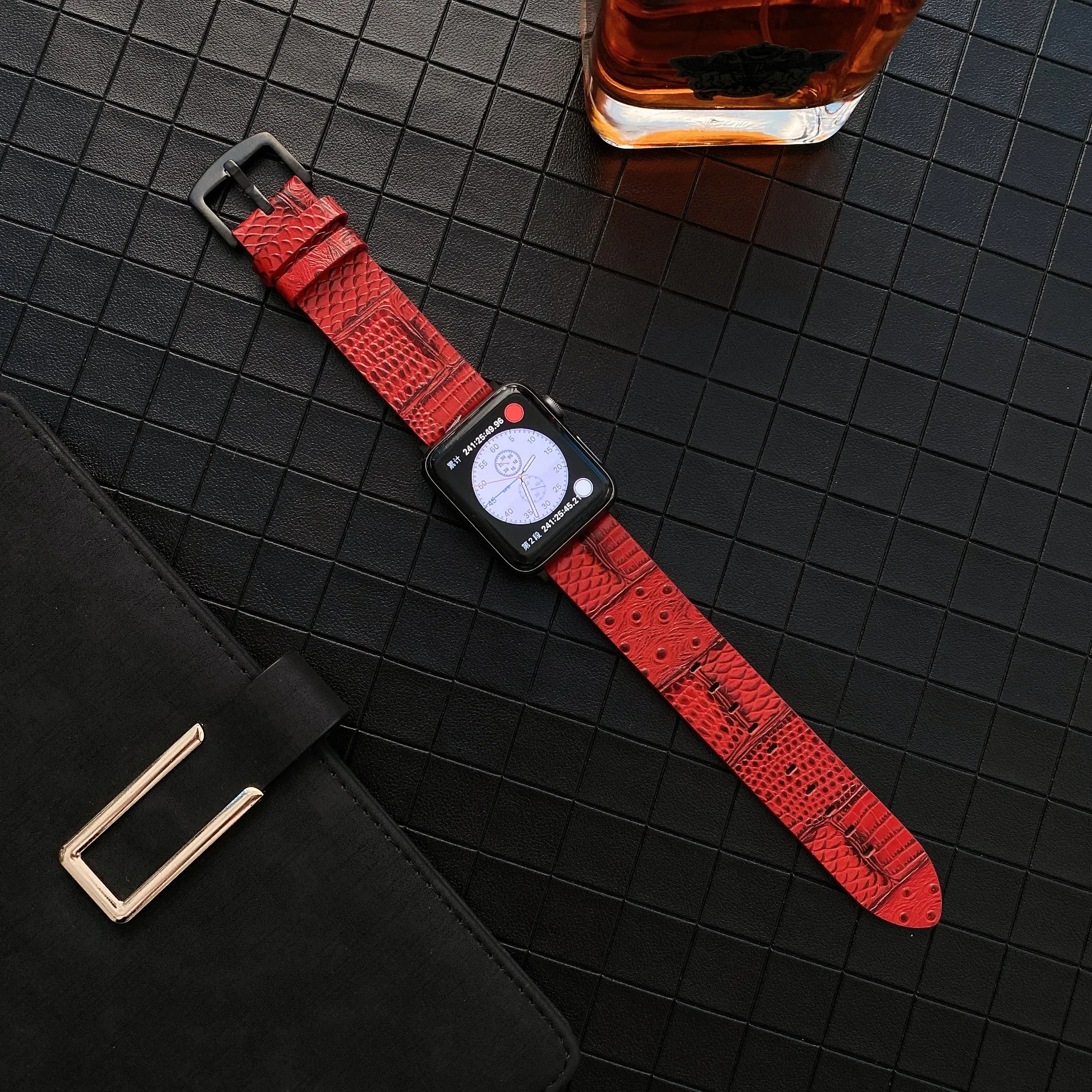 

Ремешок кожаный для Apple Watch Band, текстурированный браслет для iWatch series 10 9 8 7 6 5 4 SE, 45 мм 41 мм 44 м 42 мм 40 мм 46 мм