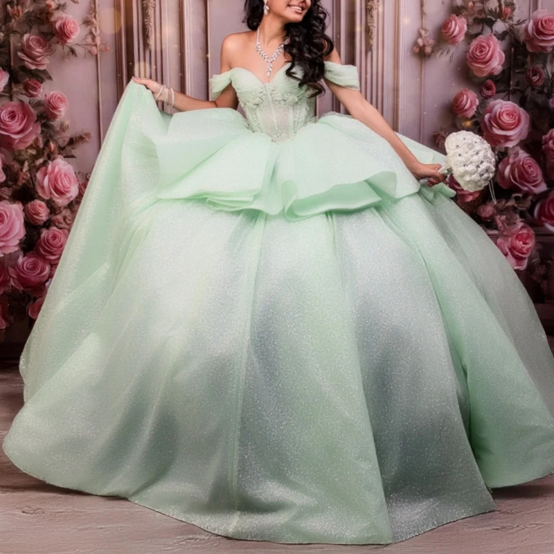 グリーンの光沢のあるキンセアニェーラドレス、オフショルダーのボールガウン、アップリケとビーズ、チュール、コルセット、スイート16ドレス、ベスティドス・デ・15・アノス