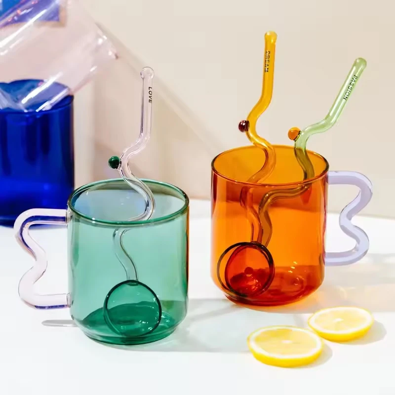 Farbige Glasbecher aus Borosilikatgehalt, Anti-Hitze-Glasbecher mit gewelltem Ohrgriff, handgefertigte einfache Wellen-Kaffeetasse für heißes Wasser