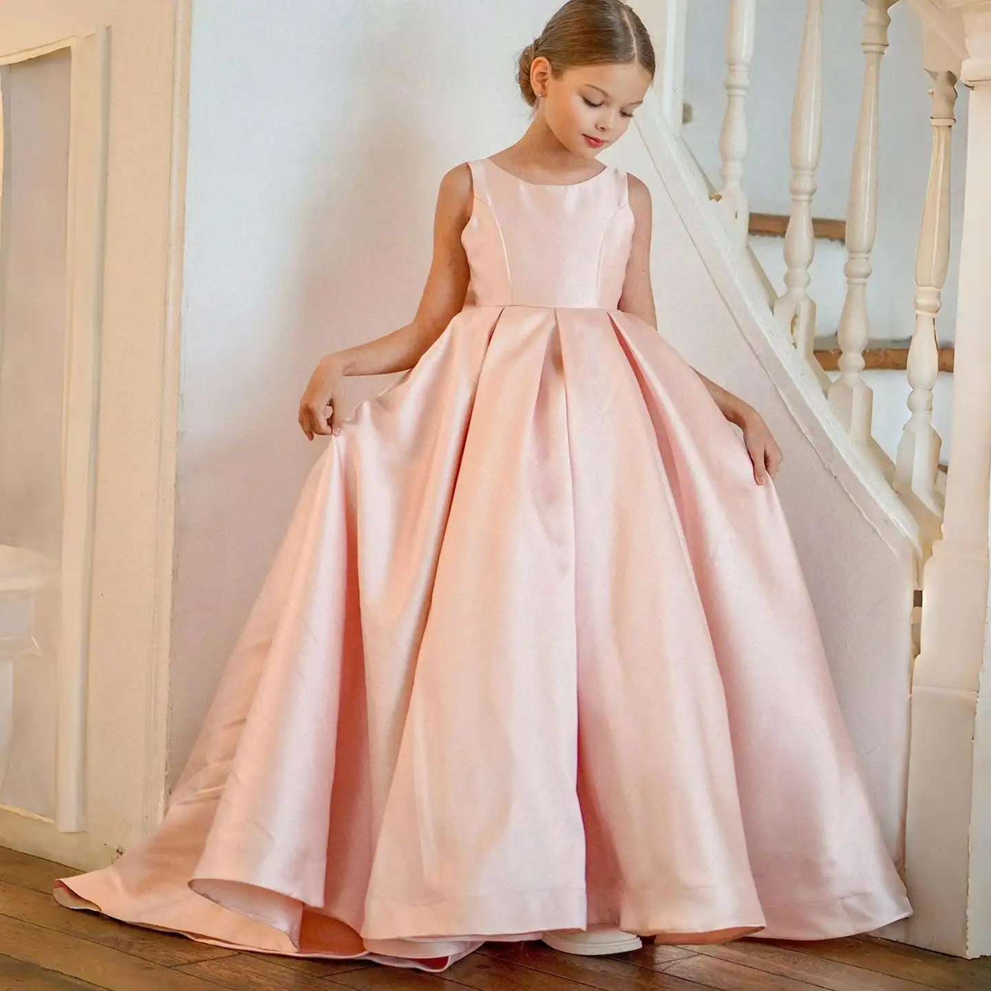 Pink Flower Girl Dresses for Wedding With Bow Backless Brush Train First Communion Frock Custom Pleated Satin Pageant Party Gown