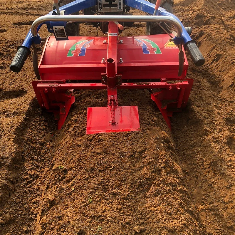 Hinterlaufender Traktor, Bodenfräse, Ridge Picker, Ridge Pflug, Grabenstützmaschine, Grabenstützmaschine, Landwirtschaft, einmalig