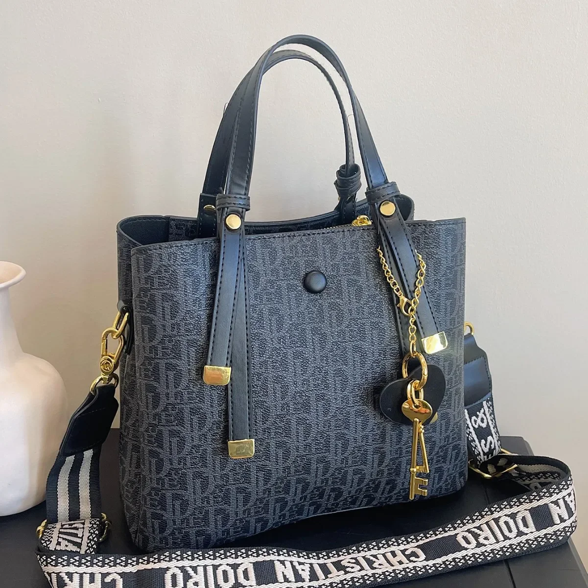 Monogramm-Beuteltasche für Damen, geräumige Canvas-Tragetasche mit verstellbarem Riemen, elegante Schulterhandtasche für den täglichen Gebrauch, Reisen, Strand