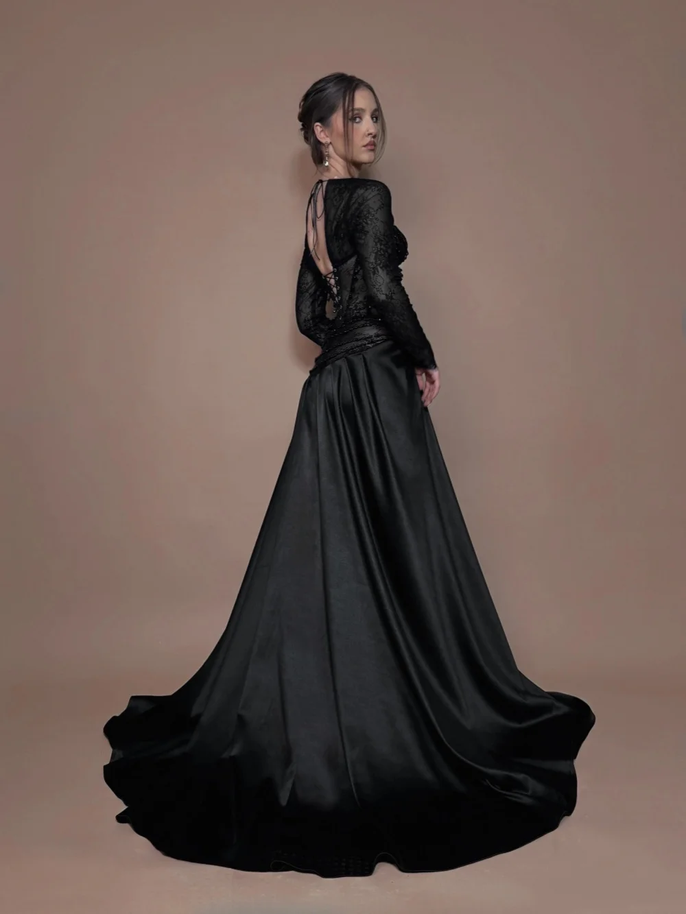 Zwarte parels A-lijn satijnen avondjurk Sierlijke Sweetheart Hals Formele feestjurk Nieuwe op maat gemaakte rode loperjurk met lange mouwen