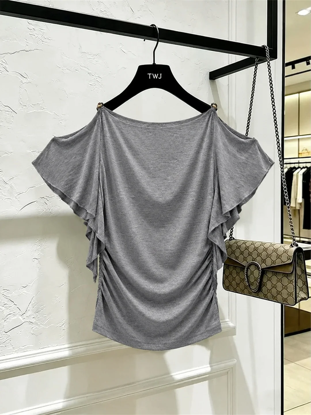 

Elegant Korean Style Shoulder Bared Pure Color Luxury Short Sleeve Shirt 2026 Summer Age Reducing Personality T Shirt Design