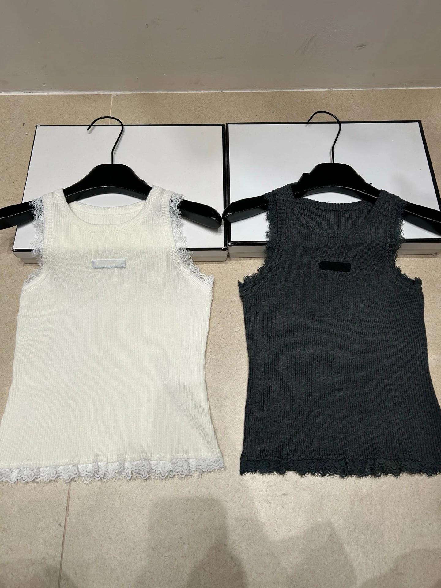 

Женский вязаный жилет VIBE с кружевной отделкой и круглым вырезом, облегающий, универсальный, элегантный топ, летняя новинка, мягкий трикотаж тонкой вязки