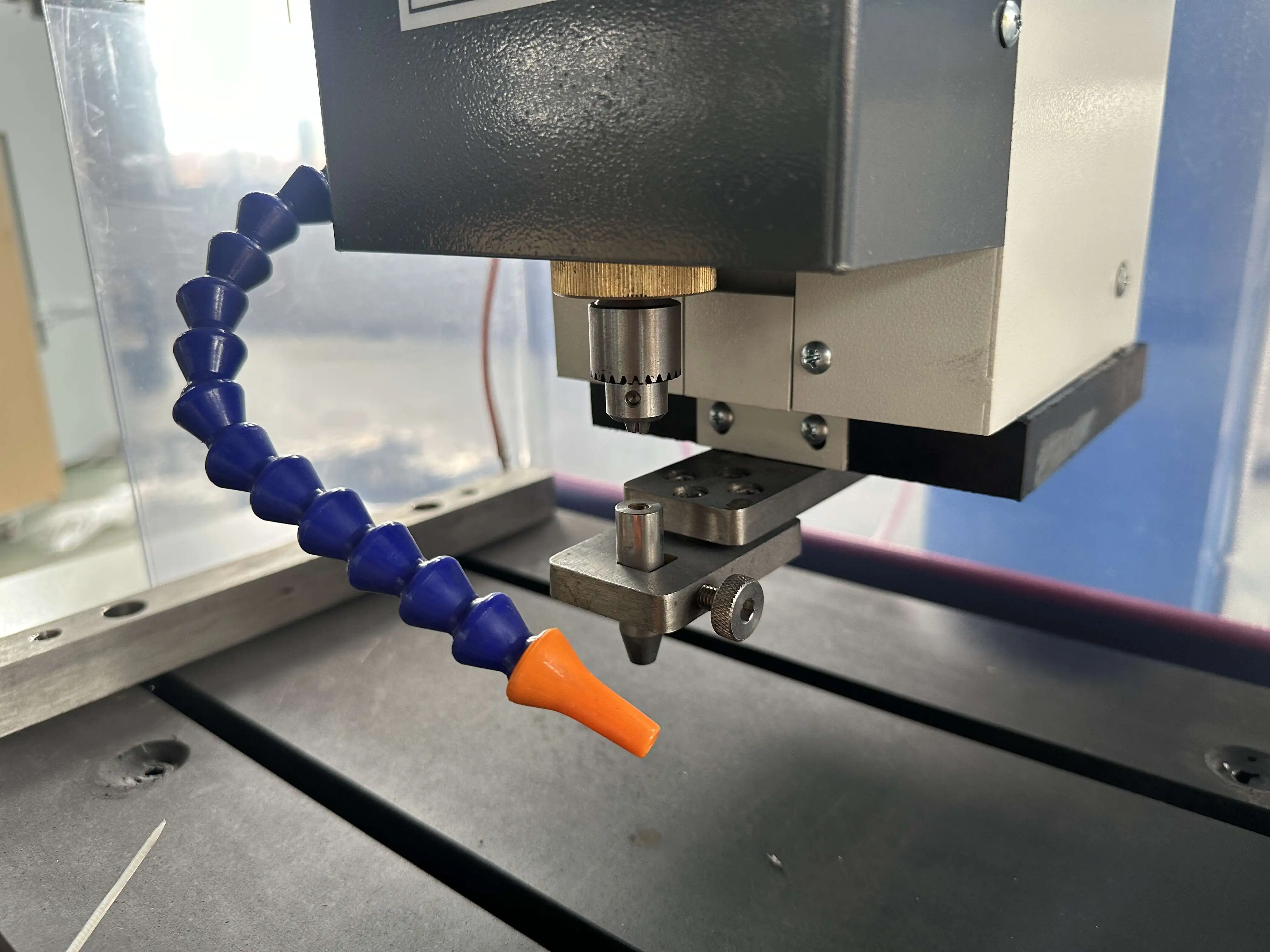 DD703.30 فتحة صغيرة عالية السرعة Edm حفر CNC EDM الكهربائية Hine