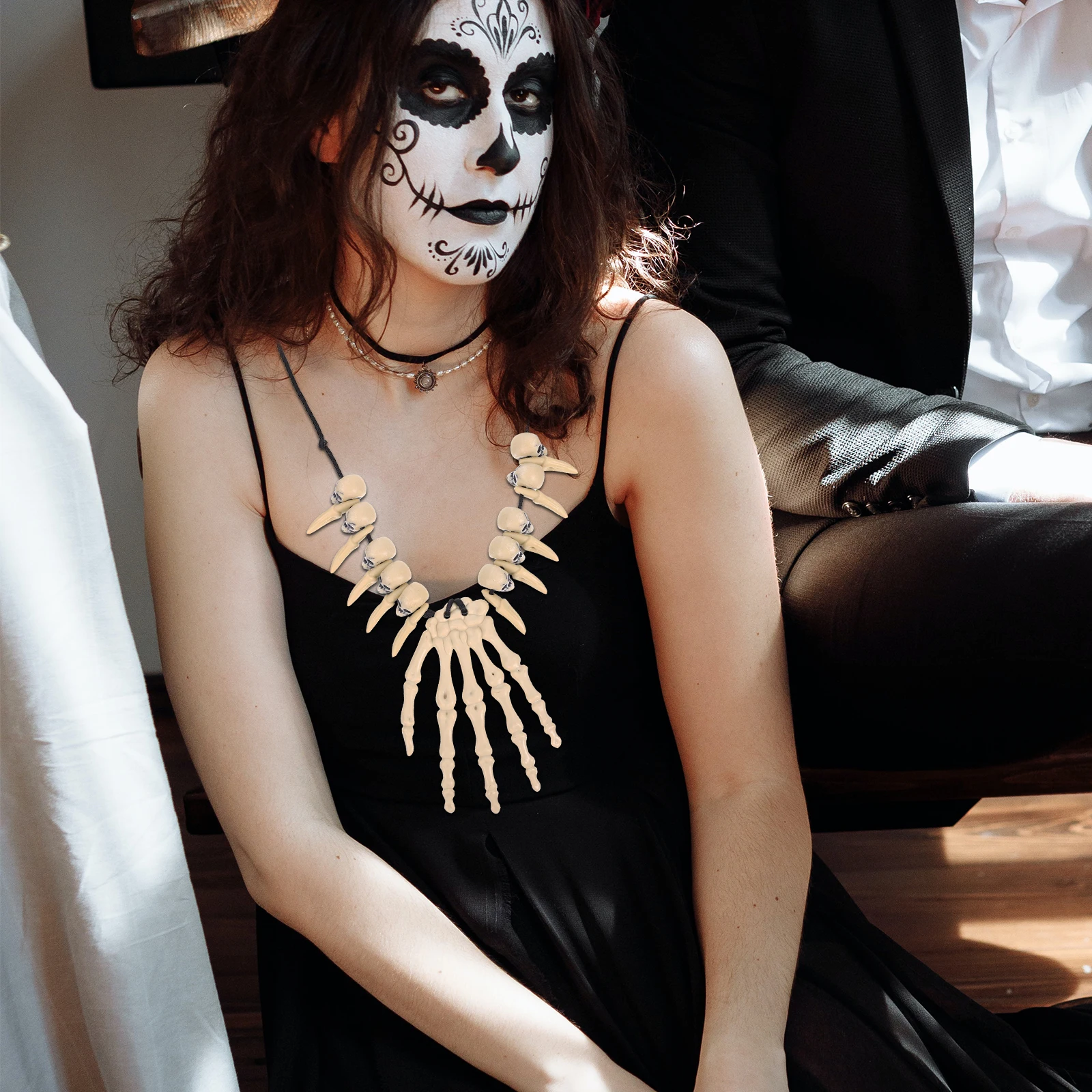 

2Pcs Hand Bone Necklace Halloween Party Jewelry Retro Clavicle Chain for Costume Dance Event Premium Resin Accessory