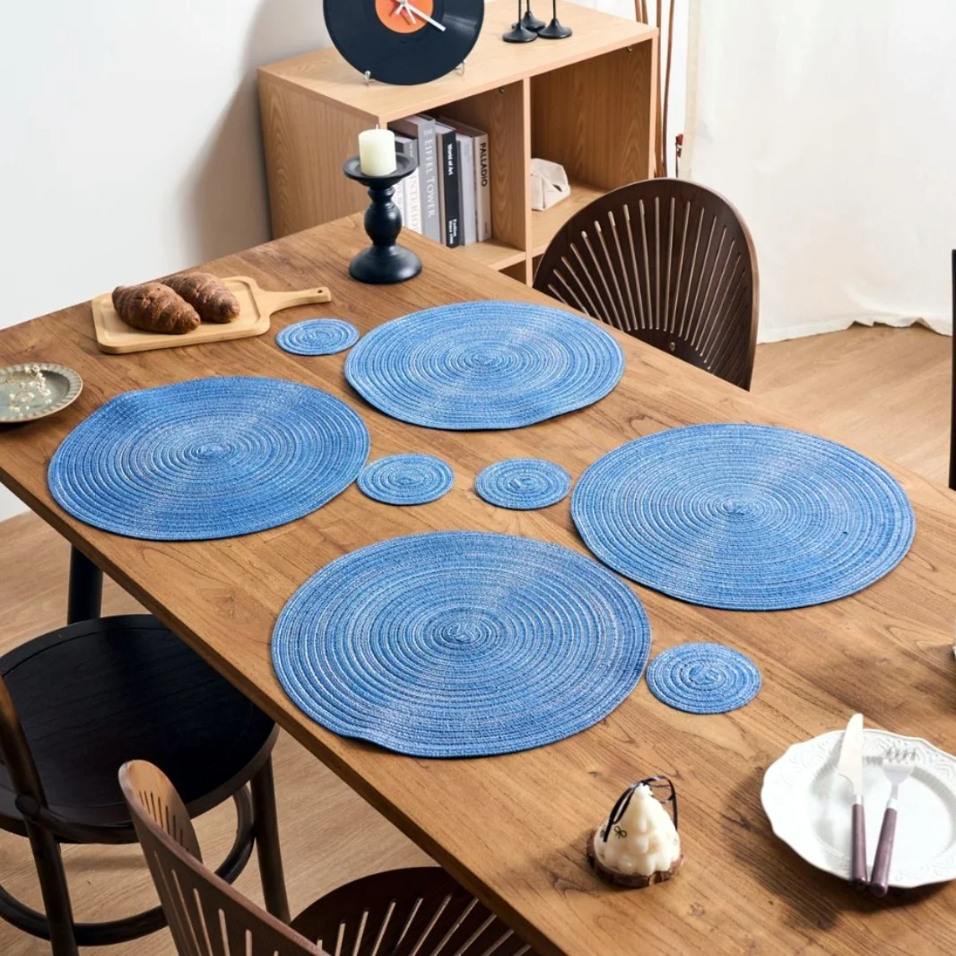 Conjunto de Sousplats Redondos Azuis Trançados e Porta-Copos de Rattan Antiderrapantes Laváveis para Mesa de Jantar Estilo Fazenda – Opções de 1, 4 ou 6 Conjuntos Disponíveis