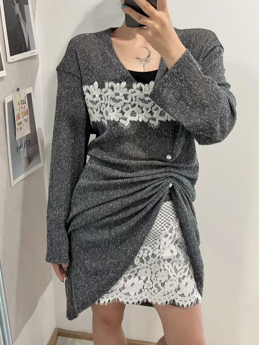 TWOTWINSTYLE Hit Farbe Gespleißt Spitze Zwei Stück Sets für Frauen V-ausschnitt Mit Langen Ärmeln Patchwork Falten Top Hohe Taille Rock Set Weibliche