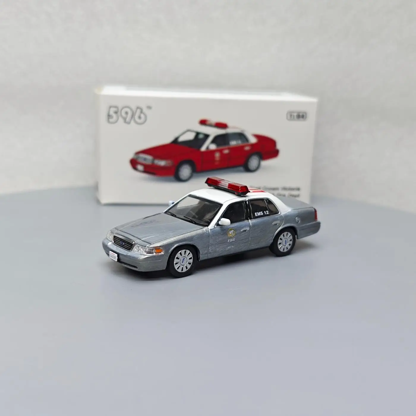 

596 1:64 Ford Crown Victoria Los Angeles Fire Department Clearcoat Alloy Car Model Market Ornament Collectibles