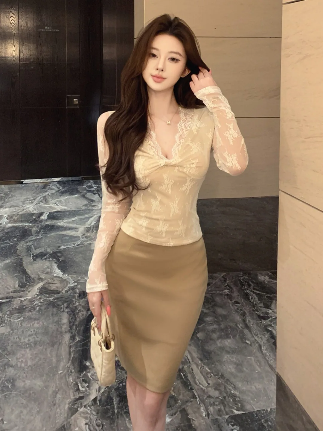 

Комплект из двух предметов: кружевной топ с V-образным вырезом и облегающая юбка-обертка Ele Pure Desire, женский зимний наряд