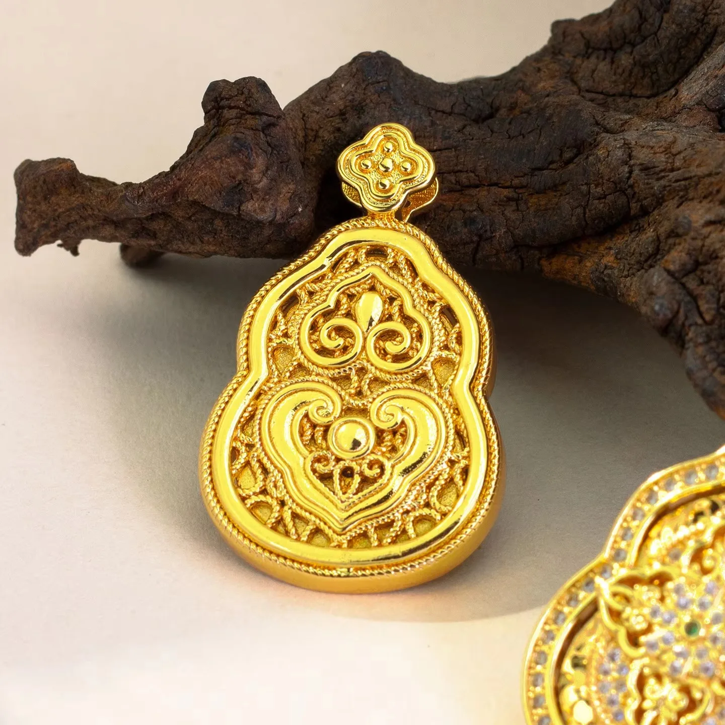 Lynge Jewelry Sparkle Ice Gourd Pendant Women's 24K Gold AU999 - Exquisite gold gourd, dazzling ice shimmer, for eye-catching da