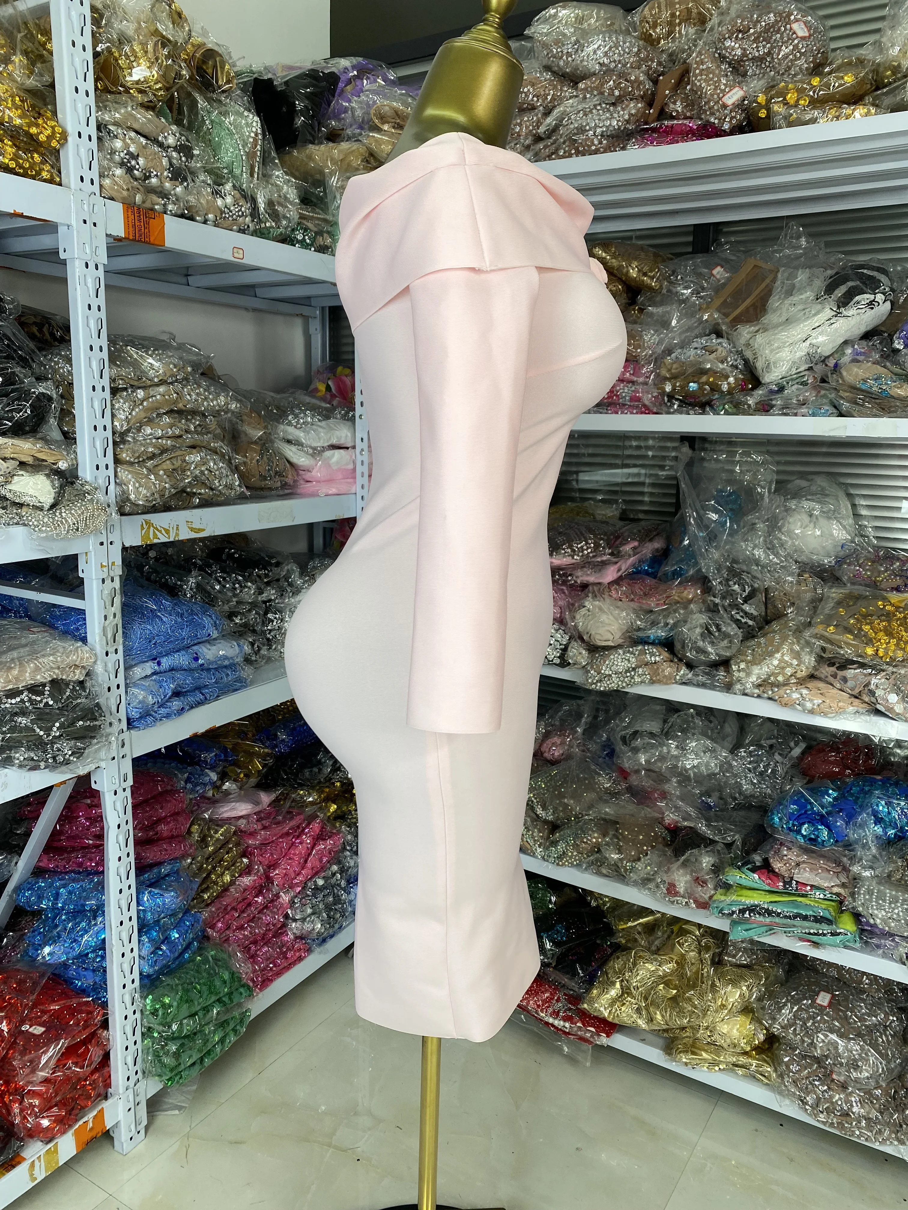 Abito da donna con fasciatura rosa chiaro all'ingrosso in fabbrica Elegante scollo a barchetta Fiori Manica lunga Aderente High Street Festa formale Evneing