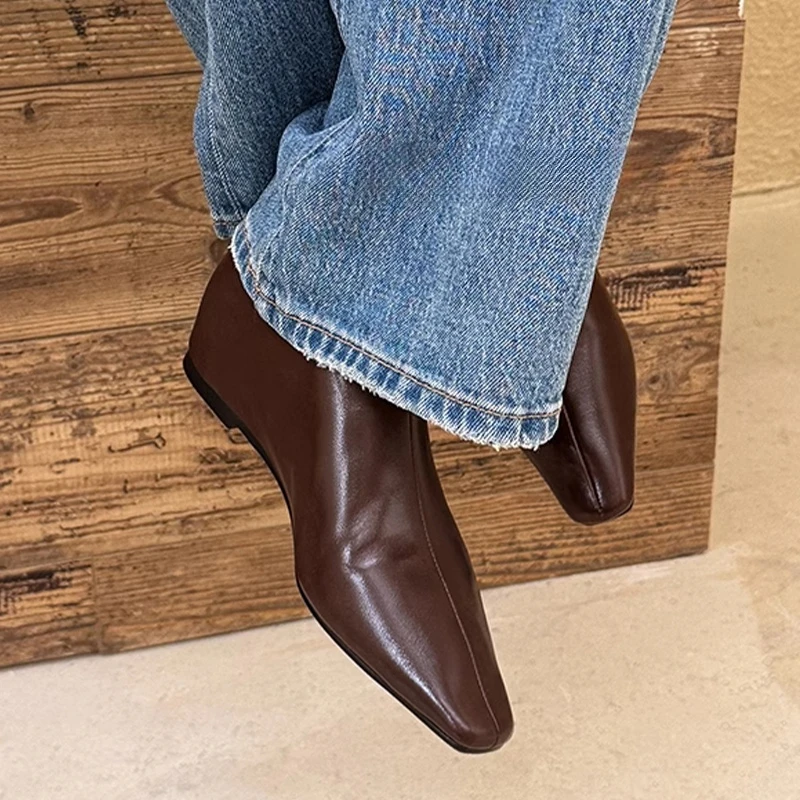 حذاء من الجلد للنساء الشقق موضة أحذية من الجلد 2025 مصمم أحذية الشتاء الاتجاه الجديد فستان المشي قصير تشيلسي موهير بوتاس