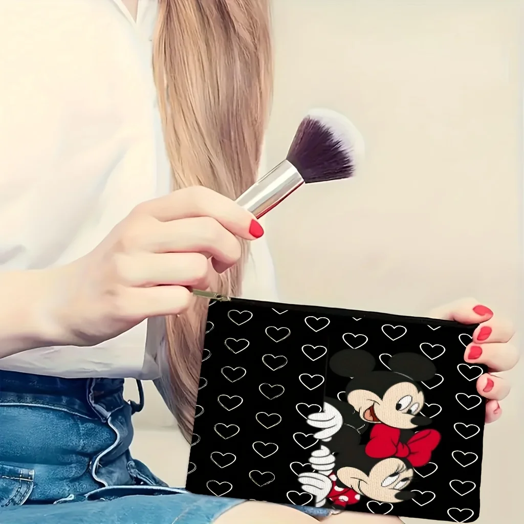 ディズニー ミッキーとミニー マウスの化粧品バッグ 1 個。象徴的なミッキーの耳、ミニーのリボン、水玉模様が特徴で、旅行に最適なジッパー付き収納バッグです。