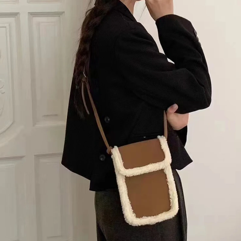 Bolso de teléfono de felpa de diseñador de lujo para mujer, Mini bolsos de lana Vintage, carteras de mensajero de hombro, monederos pequeños, nuevo estilo, invierno, 2023