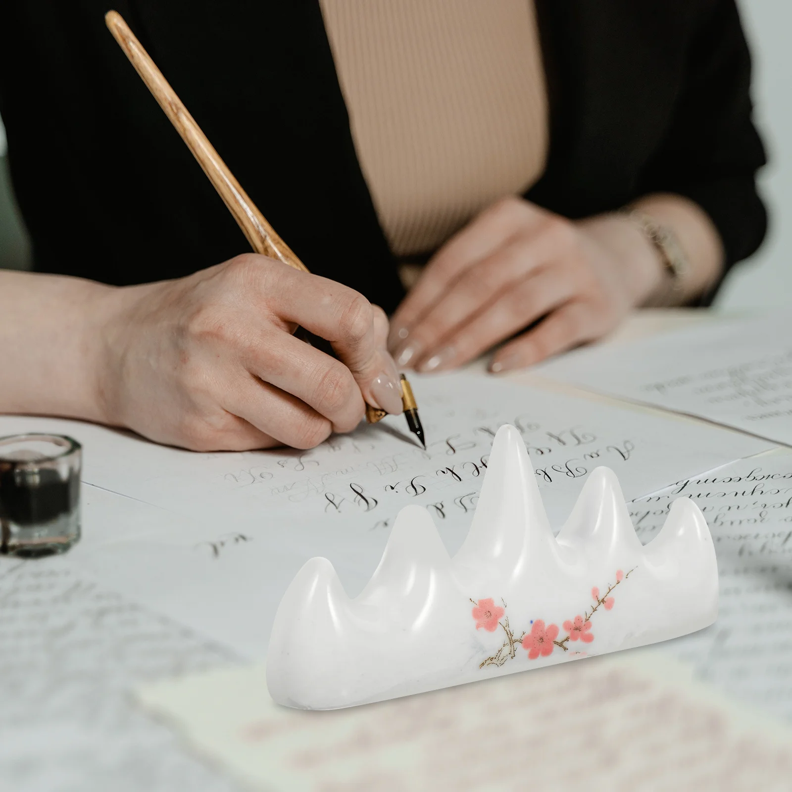 

2Pcs Plum Blossom Calligraphy Brush Holder Traditional Chinese Pen Stand Retro Style Writing Brush Support Wide Application As