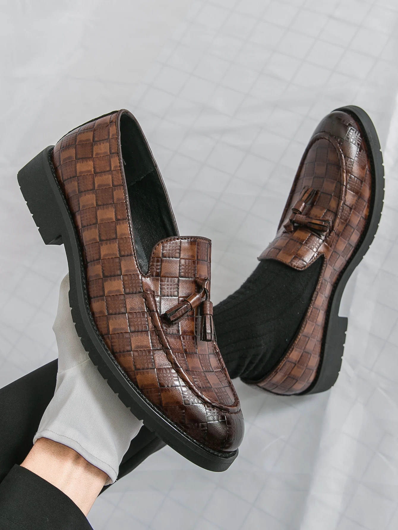 

Весенняя деловая кожаная обувь на плоской подошве, мужские универсальные лоферы, мужские кожаные туфли без шнуровки высокого качества, роскошные брендовые мужские свадебные туфли