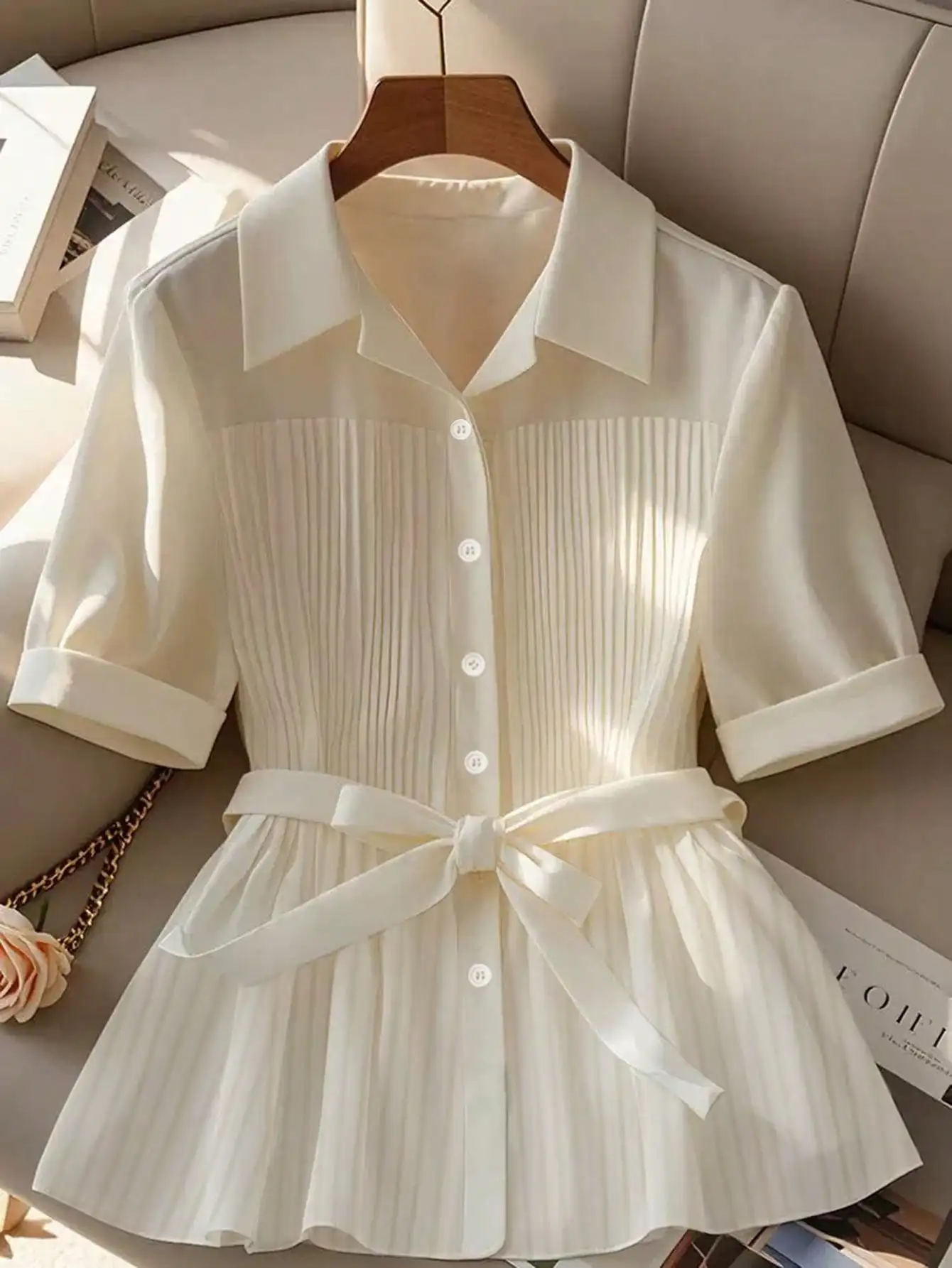 

Элегантная женская блузка бежевого цвета с плиссировкой, отложным воротником, коротким рукавом, поясом на талии и застежкой на пуговицах, офисная рабочая рубашка 2026