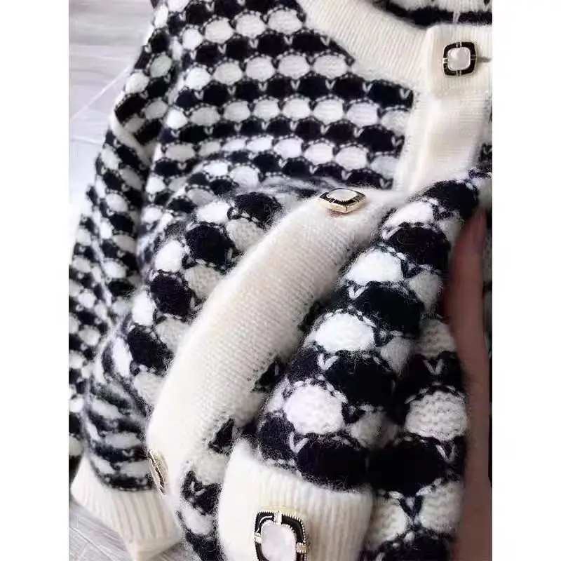 2022 New Round Neck Long Sleeve Sweater Top Spring And Autumn Black And White Check Cardigan Top Women