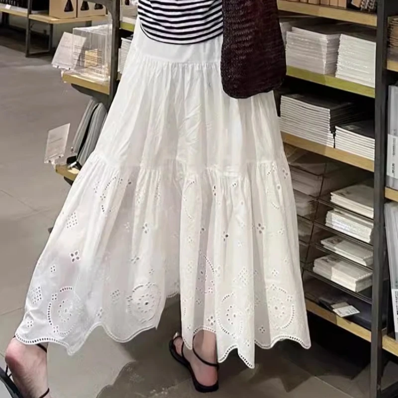 Mezza gonna bianca a fiori con gancio cavo per donna in estate, con un senso di lusso, elastico in vita, effetto snellente