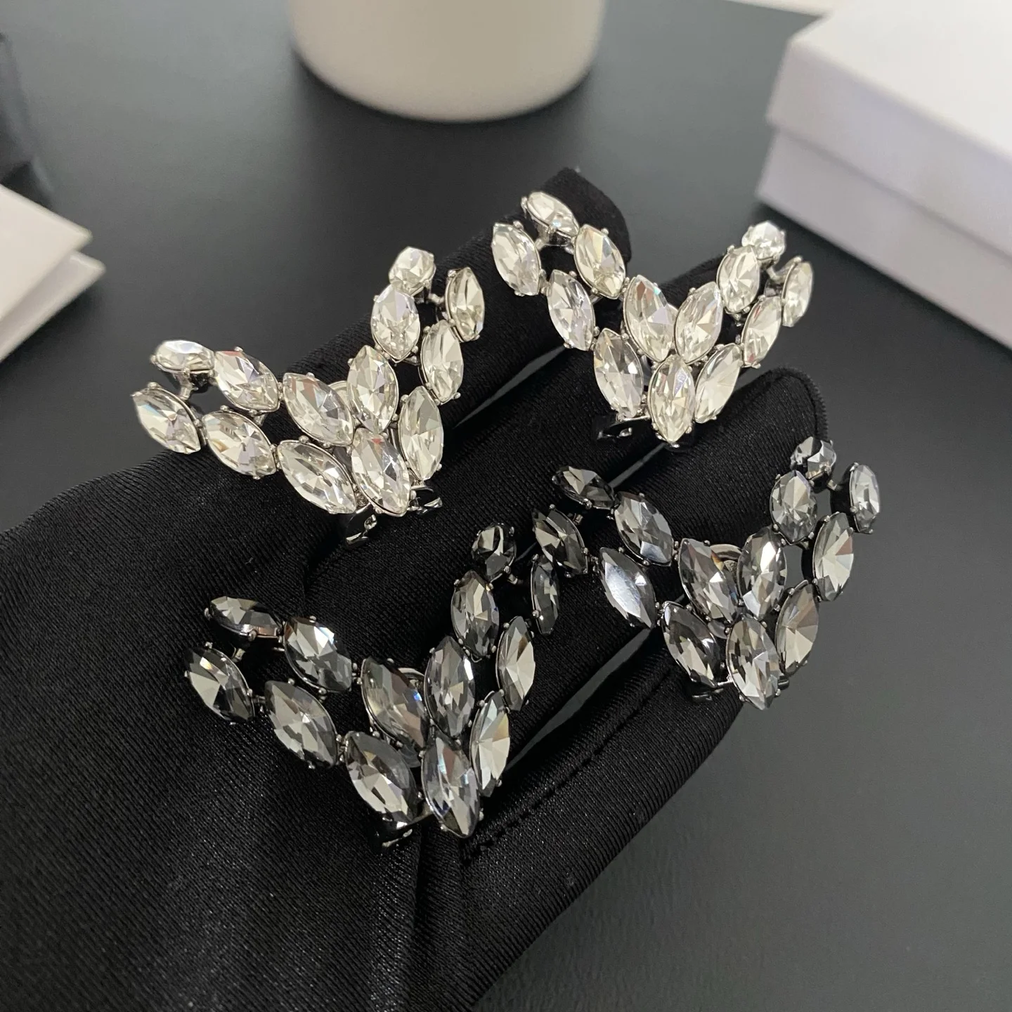 

Fashion Famous Designer Black White Crystal Luxury Earrings Ear Clip Woman Top Quality Luxury Jewelry
