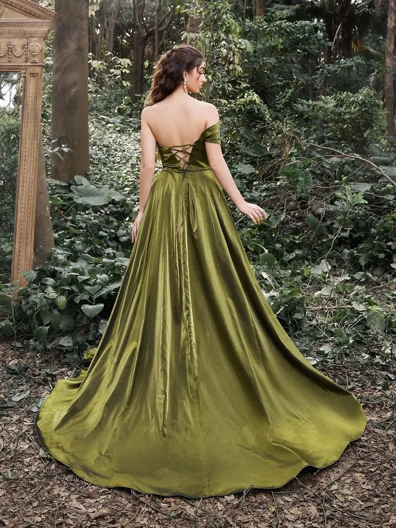 Robe de Rhmaxi en satin, corsage froncé, dos à lacets, magnifique