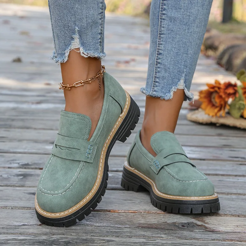 

Туфли на одинарном каблуке на блочном каблуке. Новые осенние лоферы на платформе с круглым носком и глубоким носком. Нескользящие износостойкие лоферы.