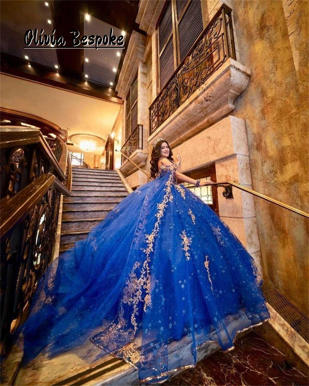 

Romantic King Blue Spaghetti 15 Quinceanera Dresses 2024 Gold Appliques Mexican Ball Gown With Cape Formal Gowns Customized