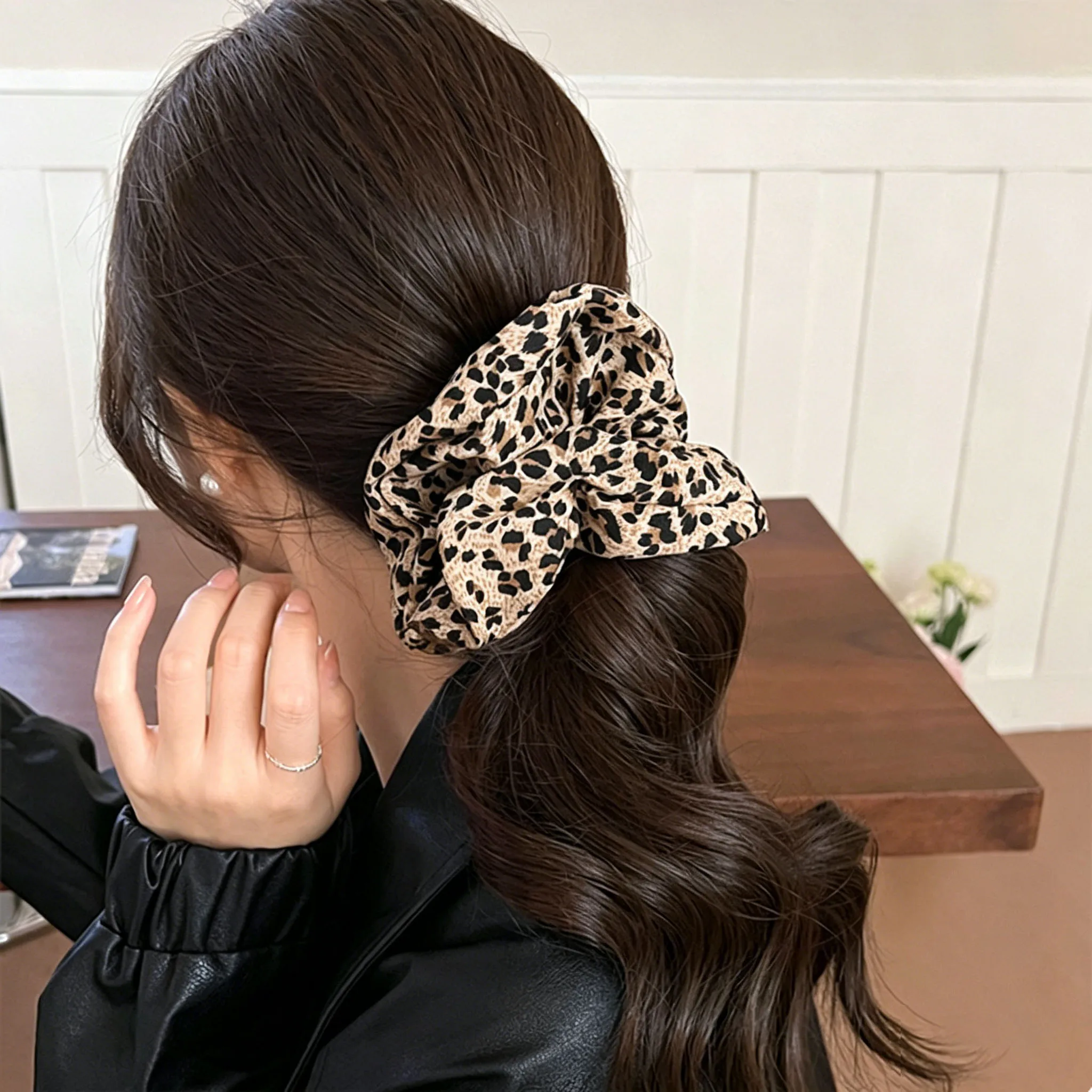 Chouchous vintage imprimé léopard pour femmes, grands élastiques à cheveux en satin doux, attaches à queue de cheval très élastiques, respectueux des cheveux et sans abîmation